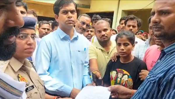 Vegetable seller Killed by stabbing in minor dispute relatives dug the grave at the door of murderer Vegetable seller Killed by stabbing in minor dispute relatives dug the grave at the door of murderer