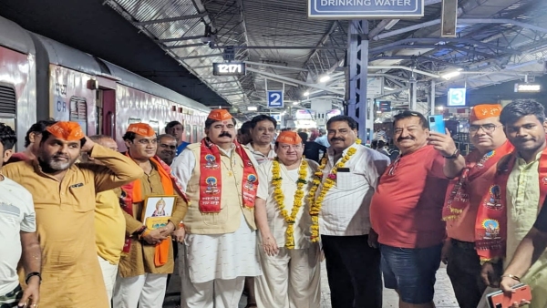 BJP gave a grand welcome to the devotees going to Haridwar with Lord Jhulelal Bahirana at station