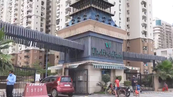 parents kept sleeping while playing 4 year old child fell from the balcony of the 8th floor died