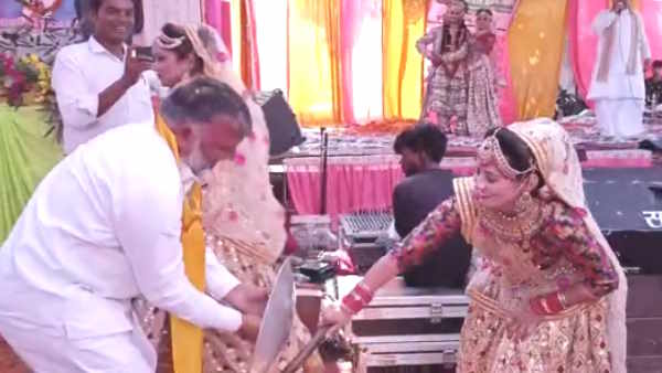 Ballia Gopis rained sticks on bjp former minister Chhath Ram phoolon ki holi BR Ambedkar fair