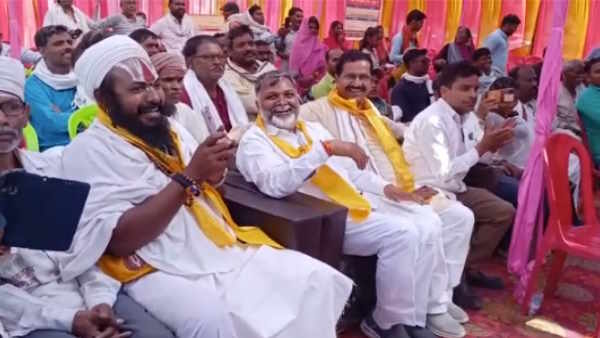 Ballia Gopis rained sticks on bjp former minister Chhath Ram phoolon ki holi BR Ambedkar fair