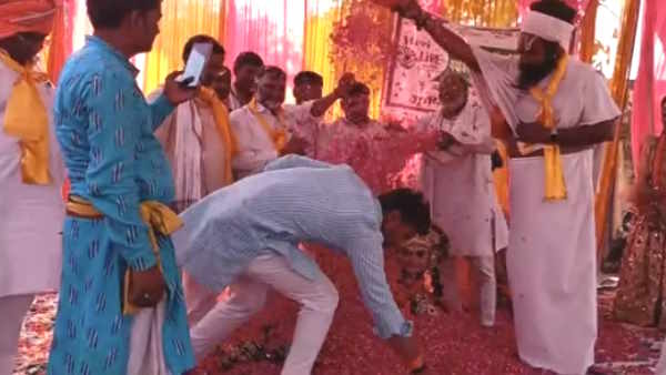 Ballia Gopis rained sticks on bjp former minister Chhath Ram phoolon ki holi BR Ambedkar fair