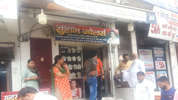 Robbery Viral Video loot of jewelry worth lakhs in two minutes when pistol was pointed at son