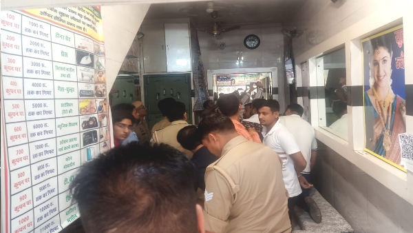 Robbery Viral Video loot of jewelry worth lakhs in two minutes when pistol was pointed at son