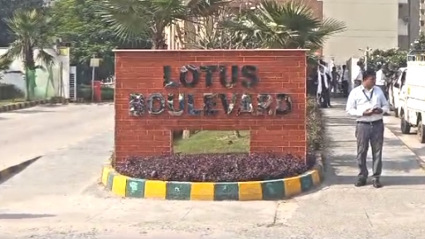 resident of mathura 21 year old boy dies after falling from 8th floor of Lotus Boulevard Society 