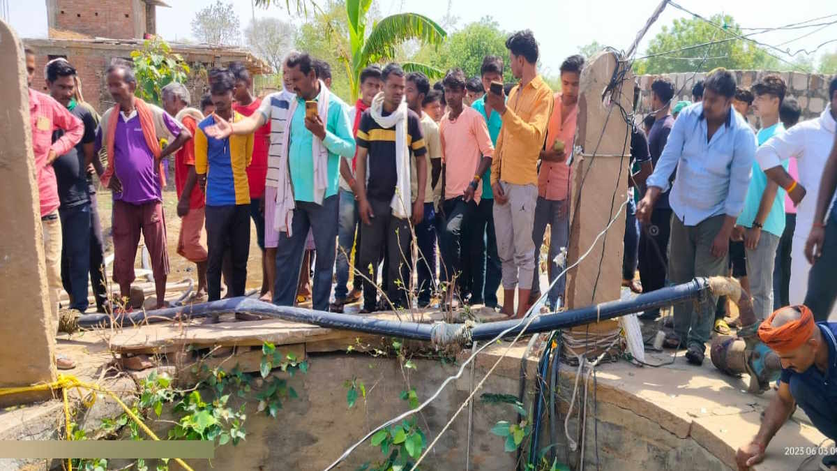 Mirzapur fight with husband on phone children were thrown into well by mother died due to drowning Mirzapur fight with husband on phone children were thrown into well by mother died due to drowning