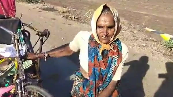 90 year old woman travels 170 km by bicycle to meet her daughter in guna madhya pradesh 90 year old woman travels 170 km by bicycle to meet her daughter in guna madhya pradesh