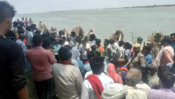 Ambedkar Nagar 14 people aboard fishing boat Ghaghra River overturned taking selfie 3 girls missing Ambedkar Nagar 14 people aboard fishing boat Ghaghra River overturned taking selfie 3 girls missing