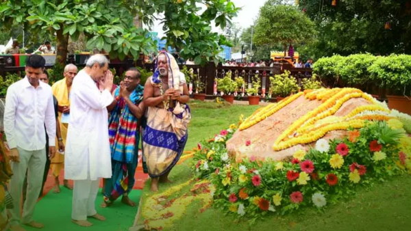 cm-naveen-lays-foundation