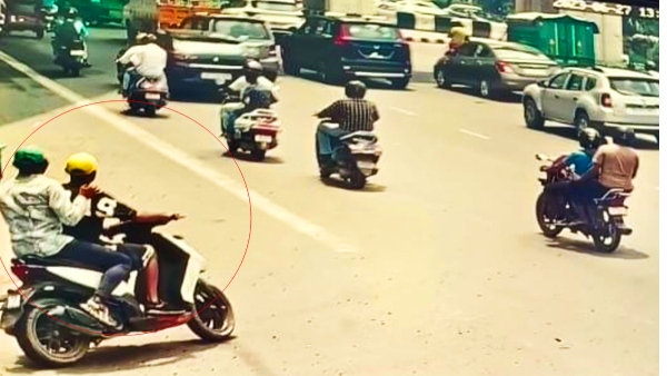man robbed at gunpoint in delhi