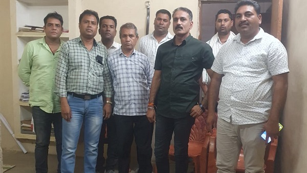 MP: लोकायुक्त को देख सचिव ने जमीन पर फैंक दिए रुपए, गिरफ्तार