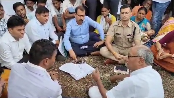 MP: दिग्विजय सिंह ने धरने पर कलेक्टर-एसपी को जमीन पर बैठाया
