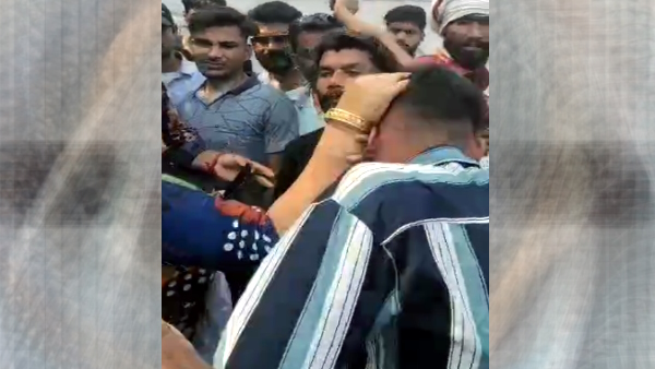 Viral Video Bajrang Dal caught hindu girl with Muslim boy beat her in the middle of the market