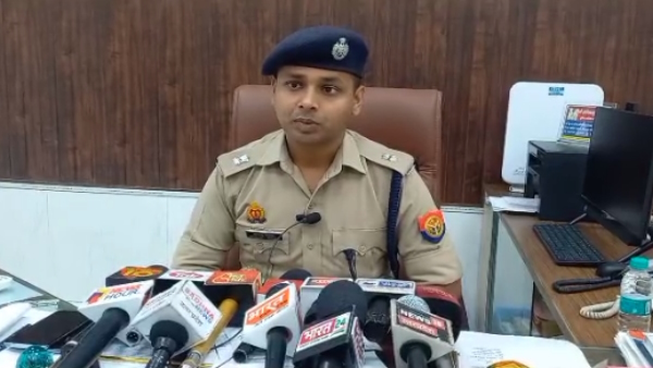 Viral Video Bajrang Dal caught hindu girl with Muslim boy beat her in the middle of the market