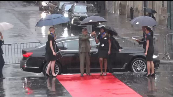 Shehbaz Sharif ‘snatches’ umbrella Shehbaz Sharif ‘snatches’ umbrella