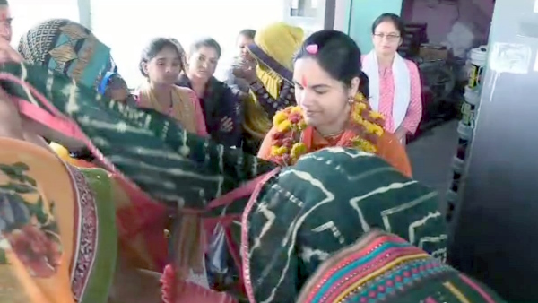 Mahoba reaches Shivranjini Kalash Yatra wants to marry Dhirendra Shastri in Bageshwar Dham