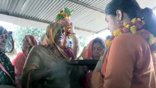 Mahoba reaches Shivranjini Kalash Yatra wants to marry Dhirendra Shastri in Bageshwar Dham