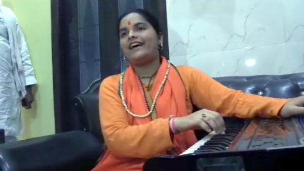Mahoba reaches Shivranjini Kalash Yatra wants to marry Dhirendra Shastri in Bageshwar Dham