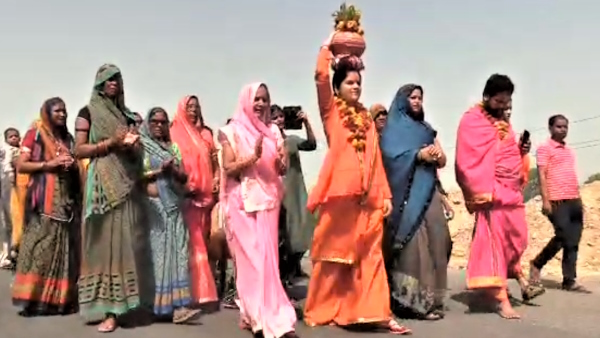 Mahoba reaches Shivranjini Kalash Yatra wants to marry Dhirendra Shastri in Bageshwar Dham