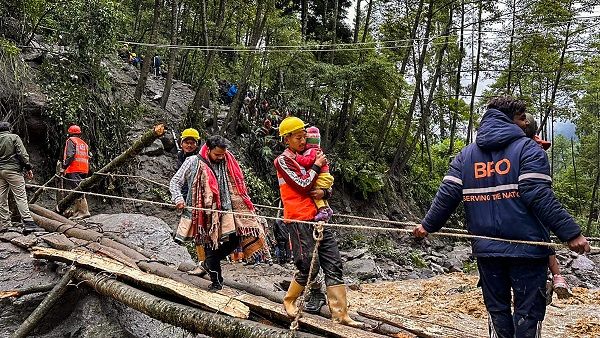 Sikkim: 2100 से अधिक पर्यटकों को बचाया गया, 300 अभी भी फंसे