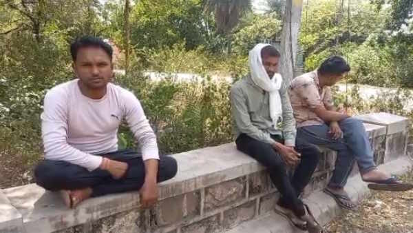 Jhansi girl died road accident happened while racing Stunting friend escaped leaving the girl
