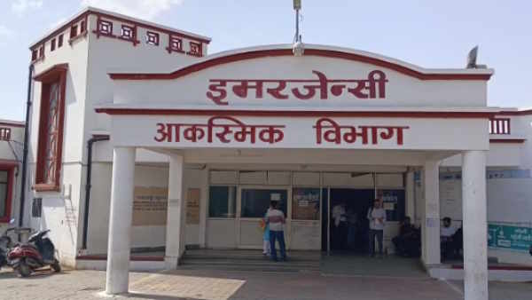 Jhansi girl died road accident happened while racing Stunting friend escaped leaving the girl