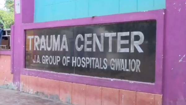 Attempted rape woman in Surat Express thrown from train along with partner on opposing near gwalior Attempted rape woman in Surat Express thrown from train along with partner on opposing near gwalior