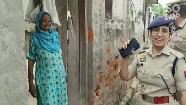 अंधेरे में रह रही थी बिधवा बुजुर्ग, UP पुलिस ने लाई रोशनी