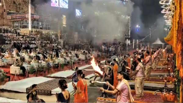 Varanasi grand welcome foreign delegation attended grand aarti amazing fireworks on banks of Ganga