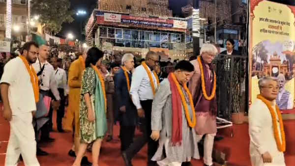 Varanasi grand welcome foreign delegation attended grand aarti amazing fireworks on banks of Ganga