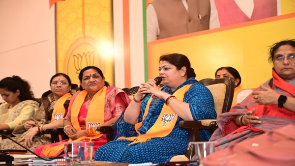 Mahila Morchas BJP MP Darshana Singh addressed the meeting at the state office