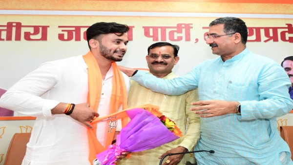 Former Congress minister and MLA Lakhan Ghanghoria nephew Manav joins BJP along with workers