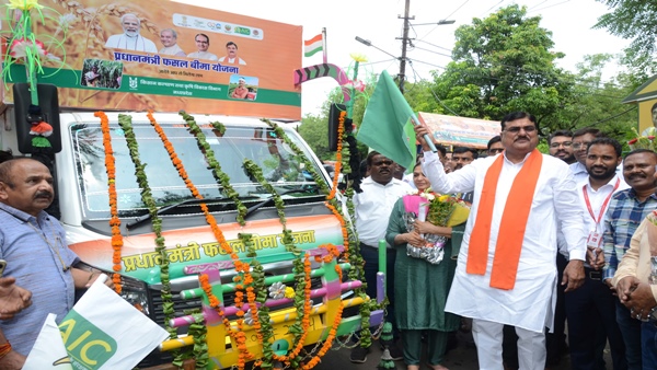 agriculture-minister-kamal-patel-left-campaign-chariot-for-insurance-of-crops agriculture-minister-kamal-patel-left-campaign-chariot-for-insurance-of-crops