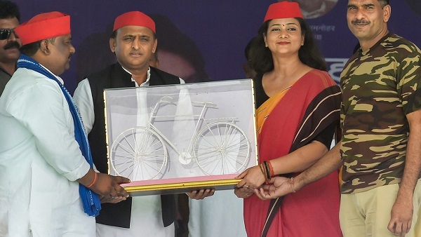 BJP में शामिल हुईं शालिनी यादव तो अखिलेश यादव ने कसा तंज 