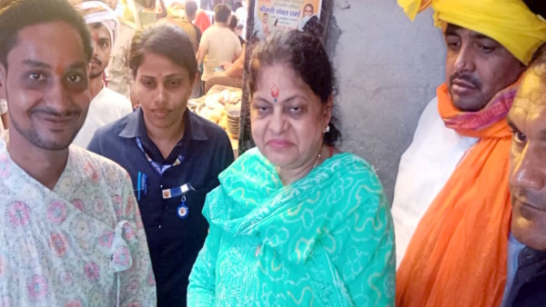 Amit Shah wife Sonal Shah reached Mathura sought a special vow after visiting Giriraj Prabhu