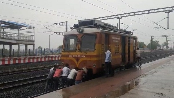 MP में गजब हो गया! ट्रेन के इंजन को धक्का देकर हटाना पड़ा.