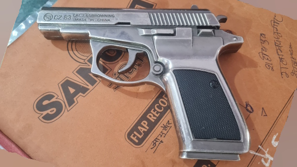 man entered in hospital with pistol threatened doctor asked for treatment got captured in cctv 