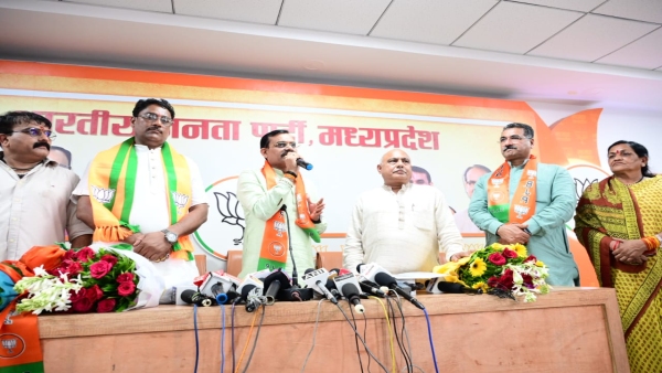 More than 200 Congress workers joined BJP along with Betul Congress leader Yashwant Munna Mankar More than 200 Congress workers joined BJP along with Betul Congress leader Yashwant Munna Mankar
