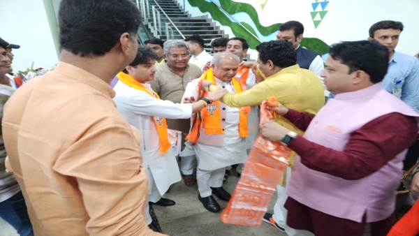Jyotiraditya Scindia shows different style at Raja Bhoj Airport, Narendra Singh Tomar honored