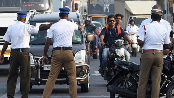 Noida News: बिना हेलमेट के कार चलाने पर भेजा चालान