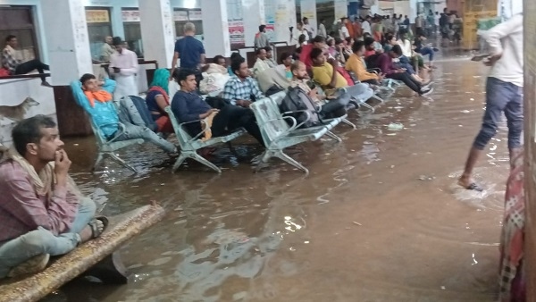 मध्य के सागर में भारी बारिश, आधे शहर में बाढ़ जैसे हालात