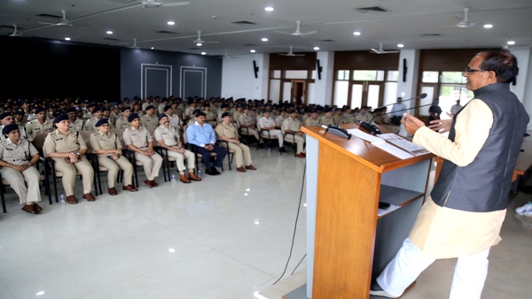 cm-shivraj-singh-made-the-children-of-police-personnel-with-him-as-guest cm-shivraj-singh-made-the-children-of-police-personnel-with-him-as-guest