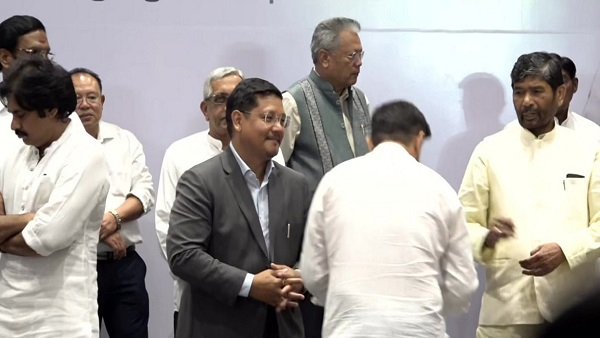 NDA बैठक में चिराग पासवान ने पशुपति पारस के छुए पैर NDA बैठक में चिराग पासवान ने पशुपति पारस के छुए पैर