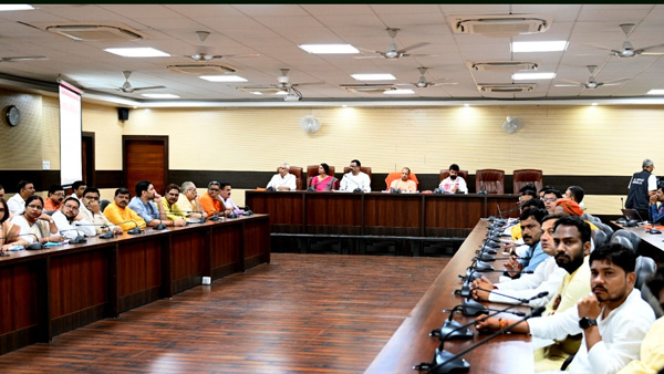 cm-yogi-said-in-varanasi-that-the-up-government-has-connected-5-50-crore-people-with-the-mainstream