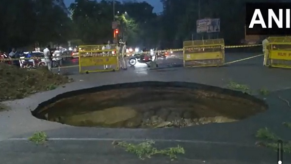 Delhi Rain: भारी बारिश के चलते रोहिणी में धंसी सड़क