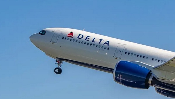 फ्लाइट में शख्स ने मां-बेटी के साथ की छेड़खानी