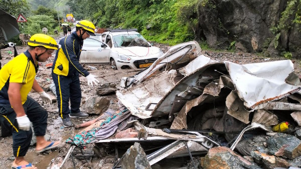  Gangotri Highway, Tragic accident three vehicles buried debris, four bodies recovered, 6 injured