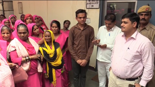 gulabi gang protested in Mahoba and demanded to send jyoti maurya and manish dubey to jail