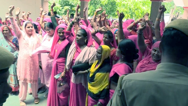 gulabi gang protested in Mahoba and demanded to send jyoti maurya and manish dubey to jail
