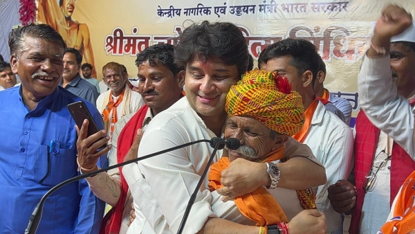 Jyotiraditya Scindia danced fiercely with tribals minister showed different style in Guna Bamouri